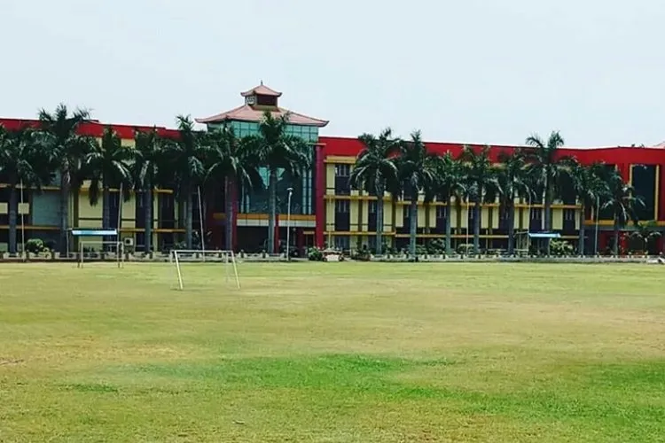 BSSS main building and campus lawn